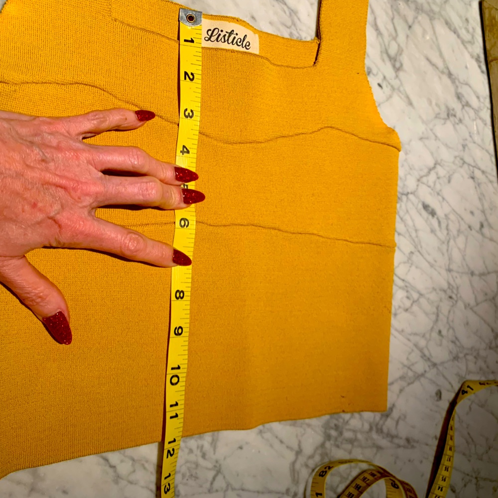 3/$15 LISTICLE🌹 GOLD SLEEVELESS BANDAGE SWEATER. GREAT CONDITION! - Picture 8 of 10